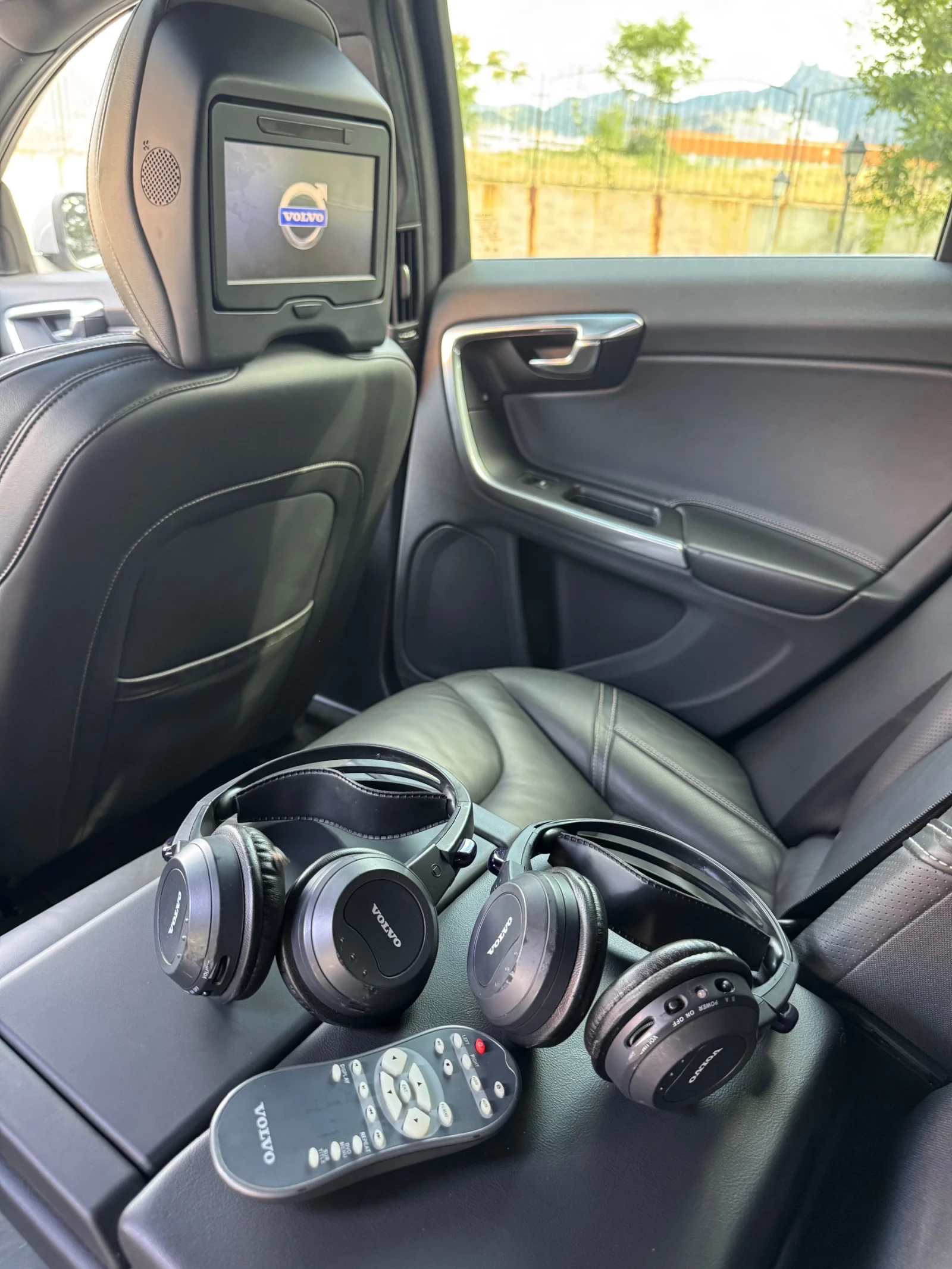 Volvo V60 2.4D Plug-in R-Design TV/ Harman Kardon/ Памет/4х4 - изображение 9