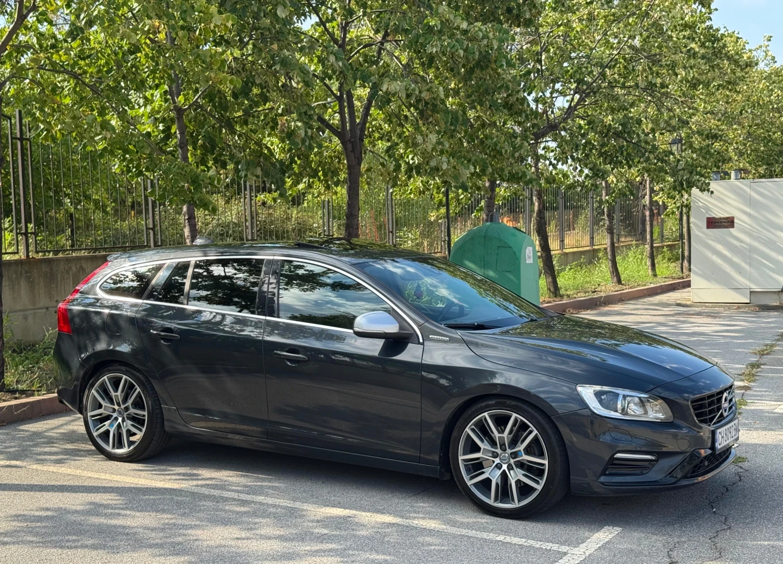 Volvo V60 2.4D Plug-in R-Design TV/ Harman Kardon/ Памет/4х4 - изображение 5