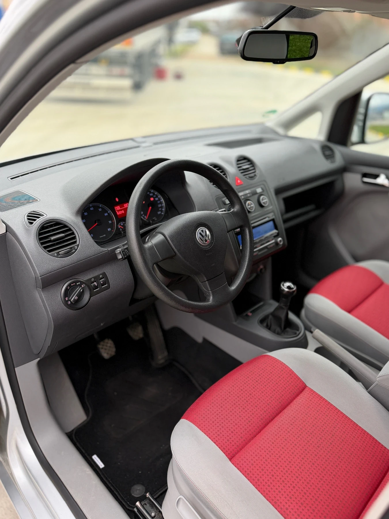 VW Caddy 1.6 Life 163 хил км 102 hp - изображение 7