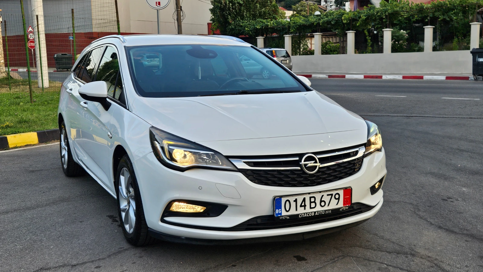 Opel Astra 1.6 CDTI NAVIG/KLIMATRONIK/6skorosti/ COSMO, снимка 9 - Автомобили и джипове - 55681600