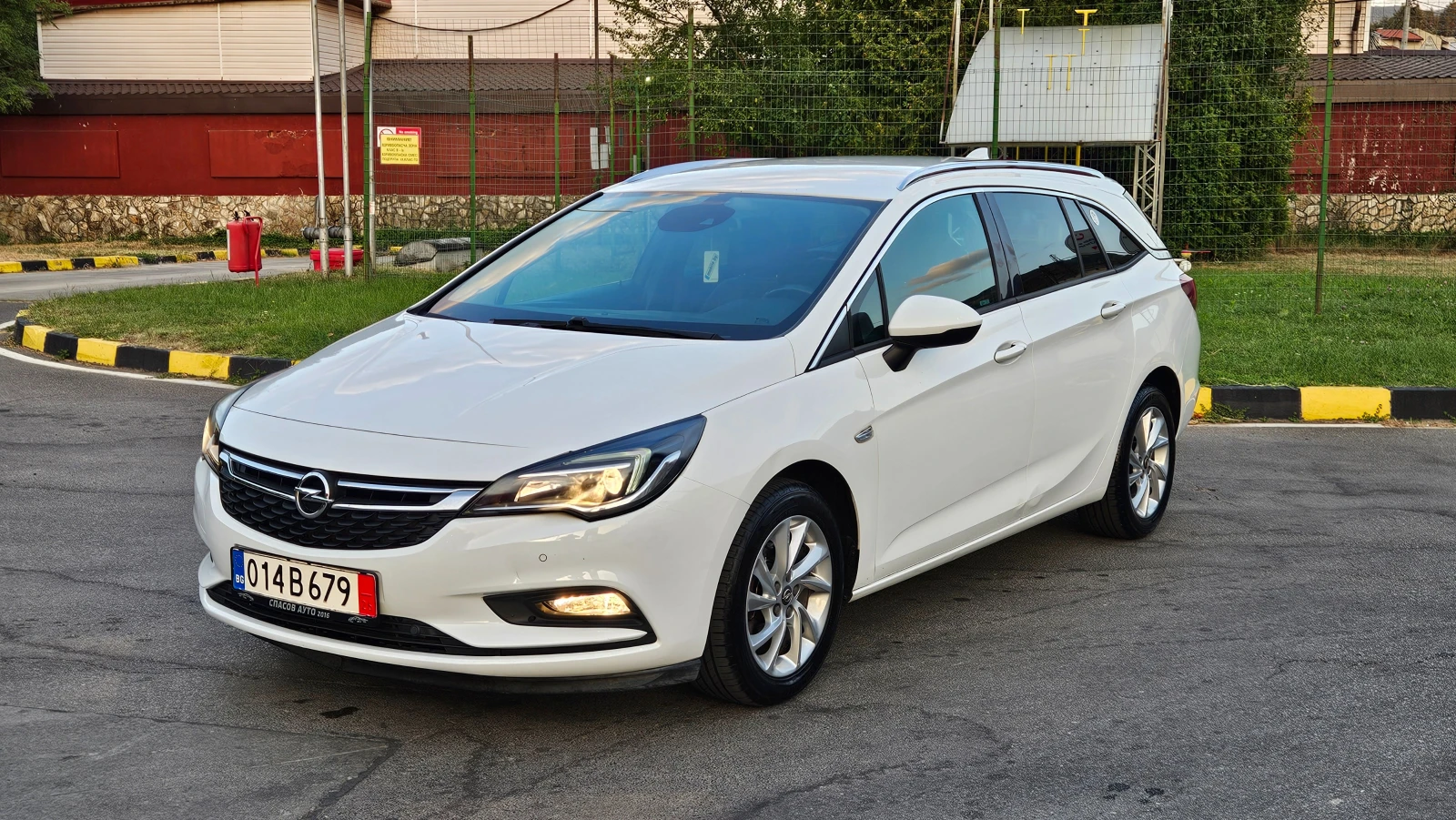 Opel Astra 1.6 CDTI NAVIG/KLIMATRONIK/6skorosti/ COSMO, снимка 2 - Автомобили и джипове - 55681600