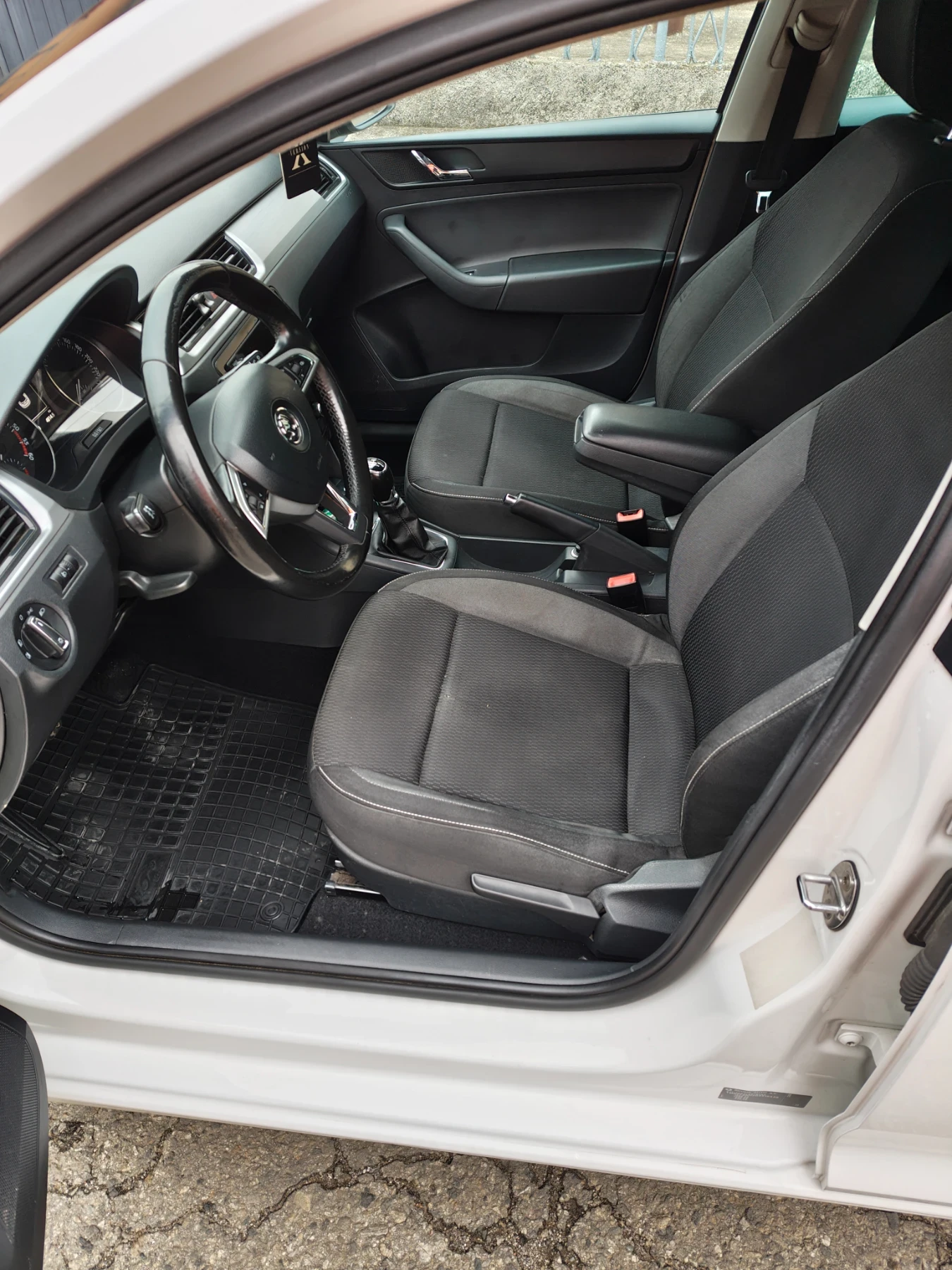 Skoda Rapid, снимка 7 - Автомобили и джипове - 56553380