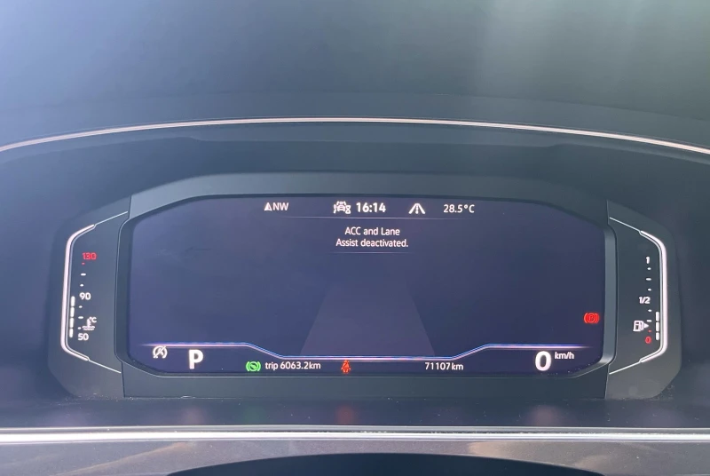 VW Tiguan 7 местен / 2.0, снимка 5 - Автомобили и джипове - 52391930