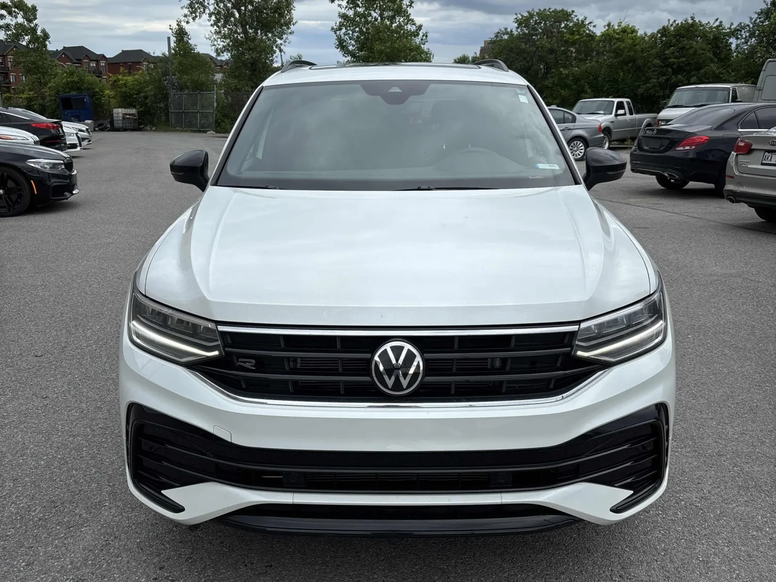 VW Tiguan Comfortline R-Line Black Edition * CARFAX, снимка 2 - Автомобили и джипове - 55064831