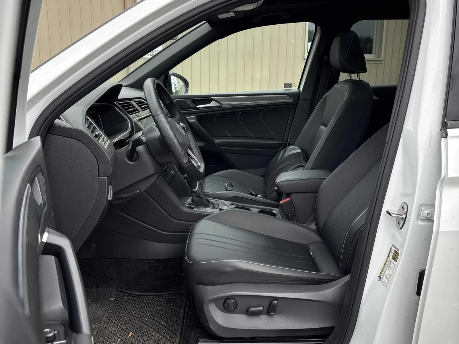 VW Tiguan Comfortline R-Line Black Edition * CARFAX, снимка 6 - Автомобили и джипове - 55064831