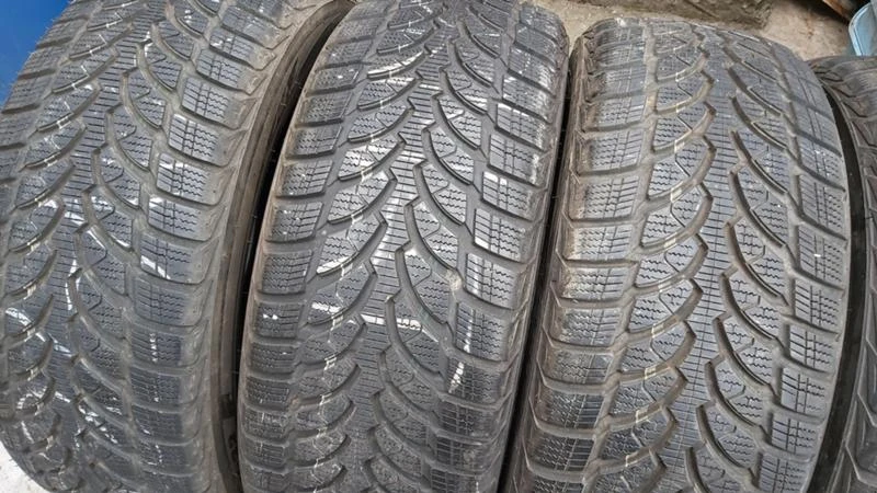 Гуми Зимни 235/60R17, снимка 2 - Гуми и джанти - 29260331