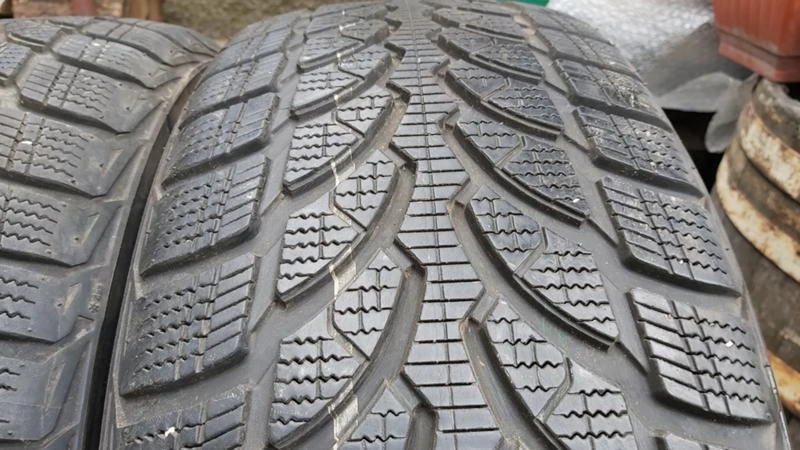 Гуми Зимни 235/60R17, снимка 4 - Гуми и джанти - 29260331