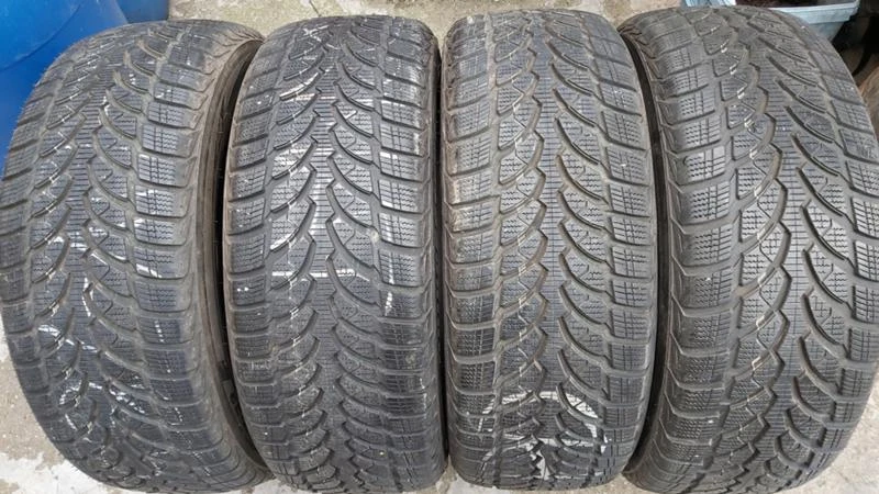 Гуми Зимни 235/60R17, снимка 1 - Гуми и джанти - 29260331