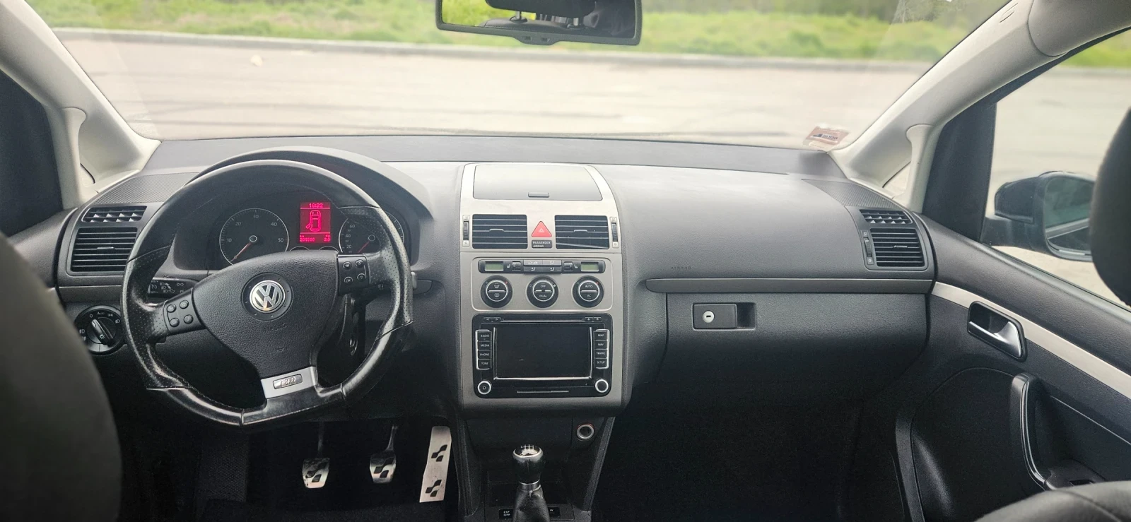 VW Touran 2.0 TDI R-Line - изображение 7