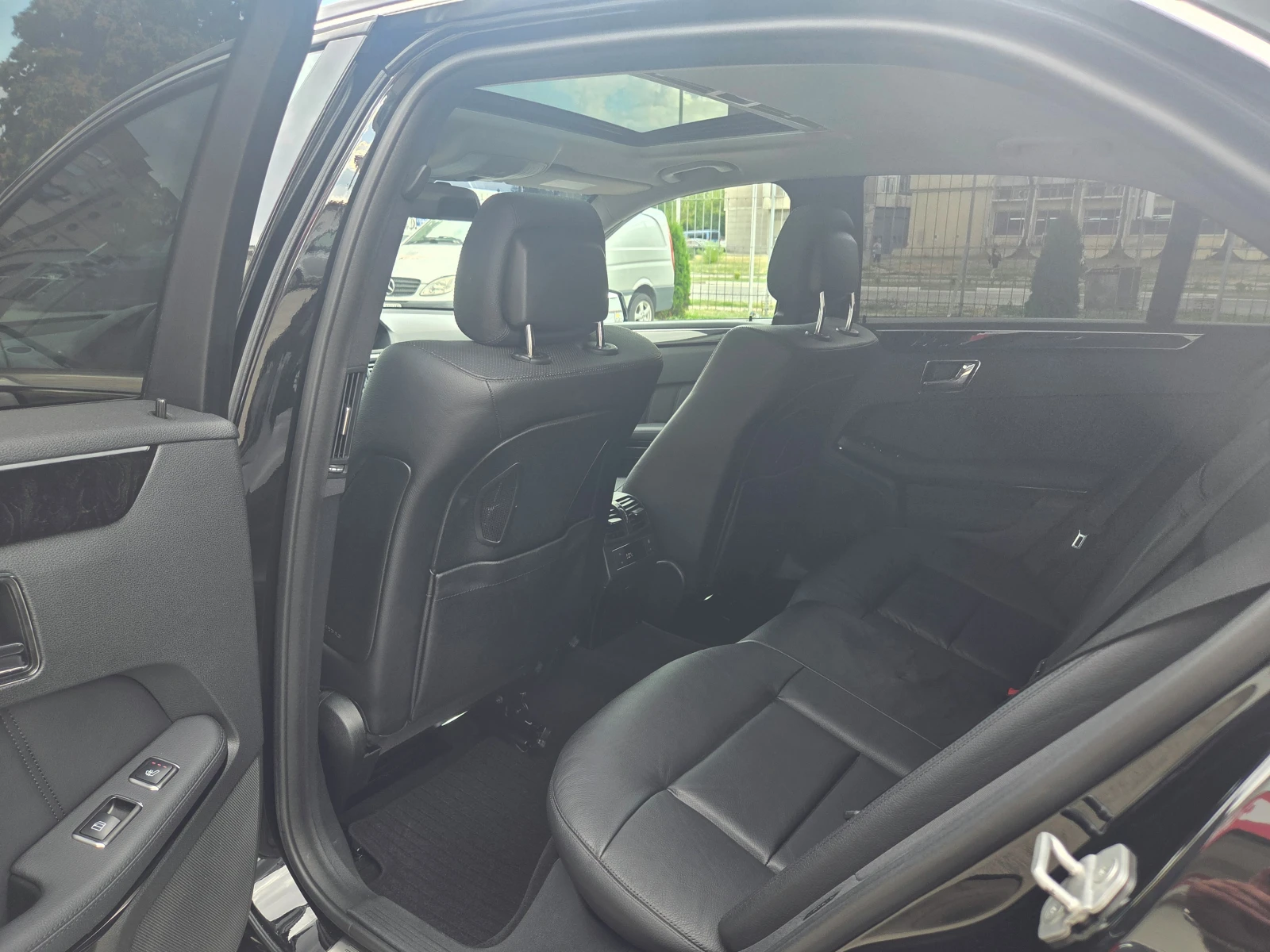Mercedes-Benz E 350 CDI-Avantgarde(265Hp)Distronic/HARMAN-KARDON/Камер, снимка 16 - Автомобили и джипове - 55266446