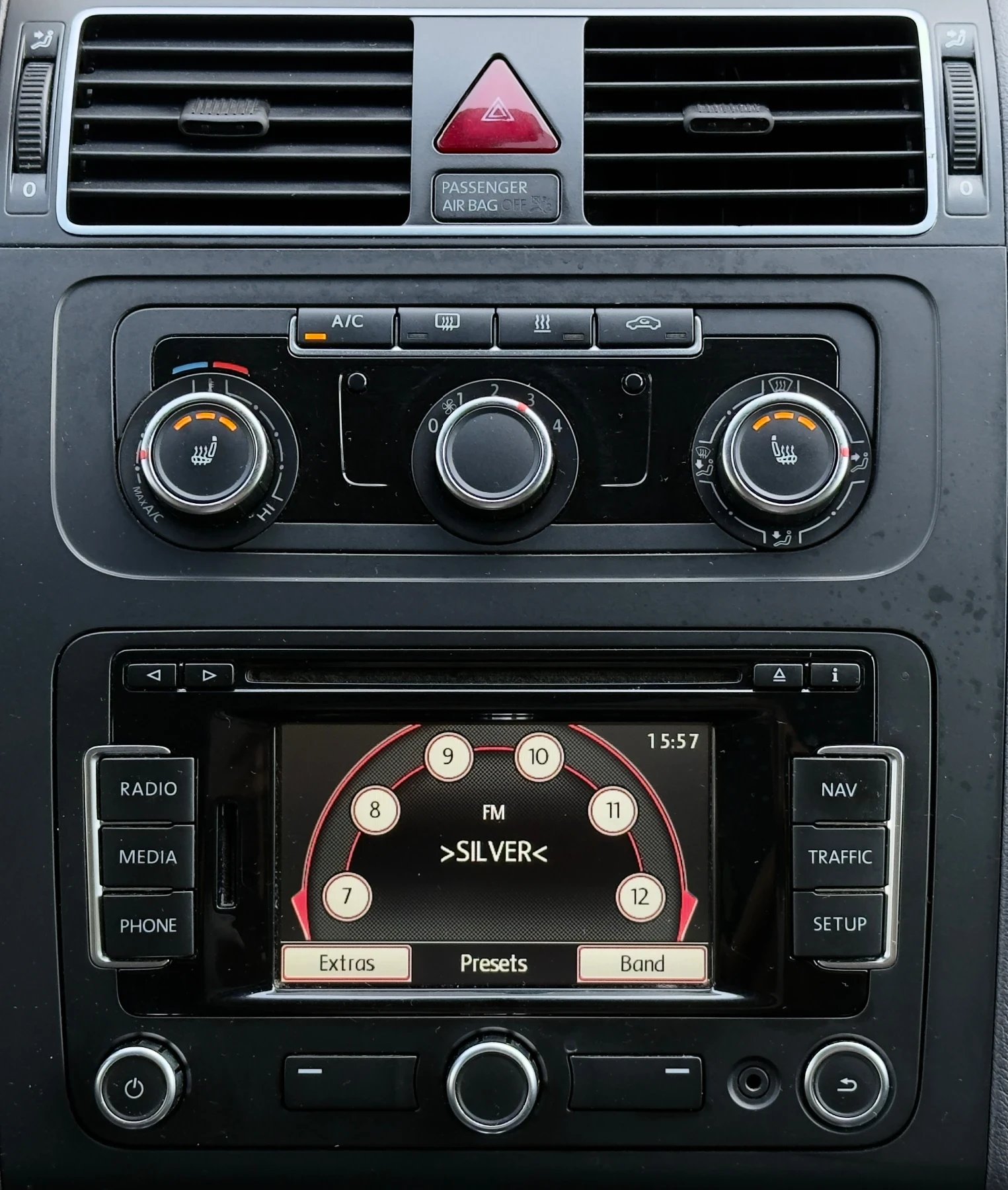 VW Touran 2.0TDi /DSG/NAVI/XENON/LED, снимка 13 - Автомобили и джипове - 55564974