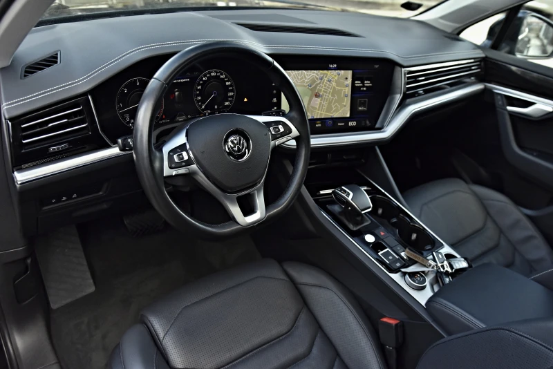 VW Touareg 3.0TDI/Camera/Panorama/Distronic/Keyless/Matrix, снимка 8 - Автомобили и джипове - 49592148