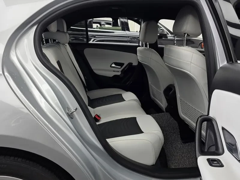 Mercedes-Benz A 220 Hatchback, снимка 12 - Автомобили и джипове - 55830276