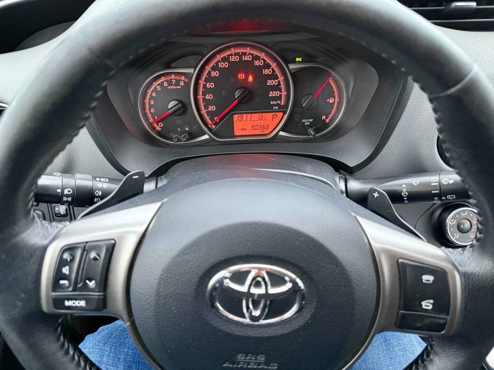 Toyota Yaris, снимка 15 - Автомобили и джипове - 54033612