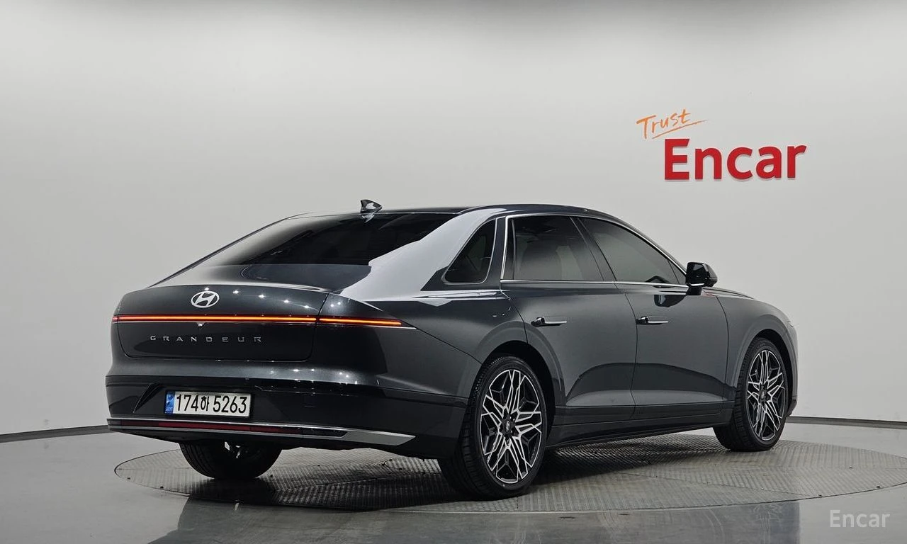 Hyundai Grandeur 2.5* 2WD* EXCLUSIVE* ОБДУХВАНЕ* 360 КАМЕРА* НАВИГА, снимка 2 - Автомобили и джипове - 54956022