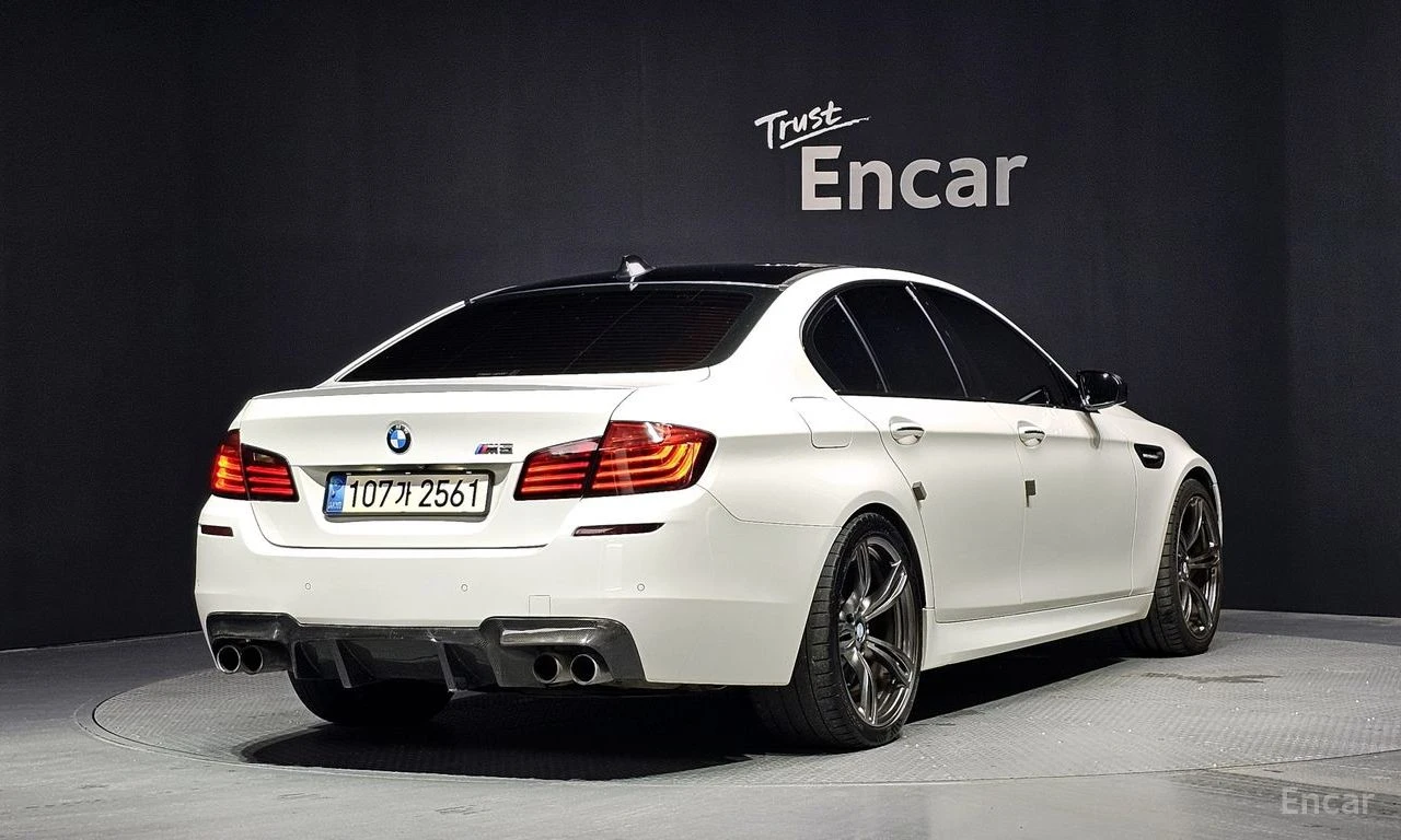 BMW M5 FACELIFT* BANG* OLUFSEN * ОБДУХВАНЕ* ХЕДЪП* 360КАМ, снимка 2 - Автомобили и джипове - 55380032