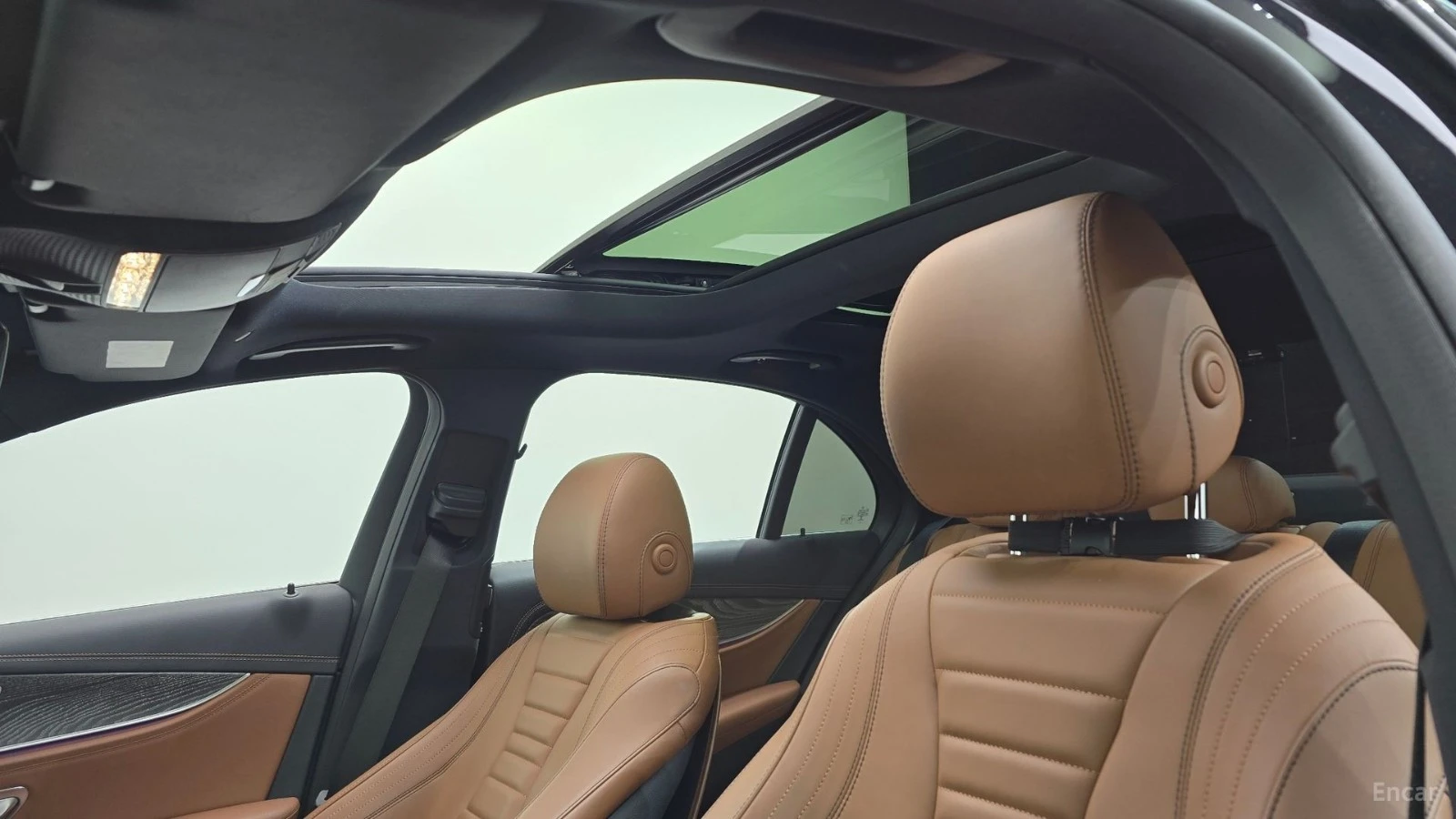 Mercedes-Benz E 350 4MATIC* AMG-LINE* BURMESTER* DISTRONIC* 360* КАМЕР, снимка 10 - Автомобили и джипове - 55640508