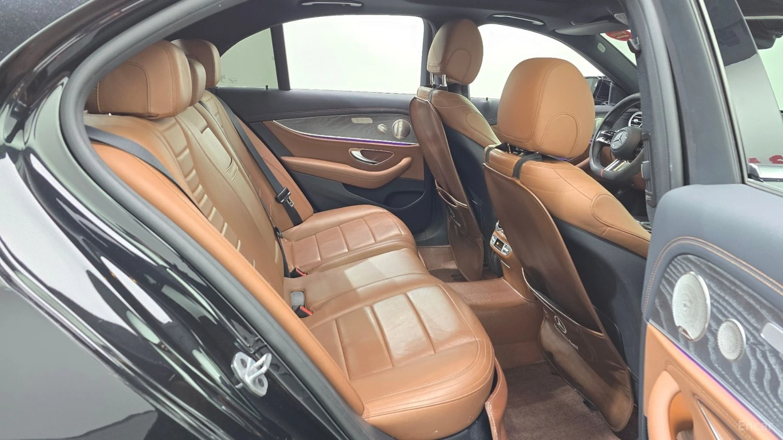 Mercedes-Benz E 350 4MATIC* AMG-LINE* BURMESTER* DISTRONIC* 360* КАМЕР, снимка 12 - Автомобили и джипове - 55640508