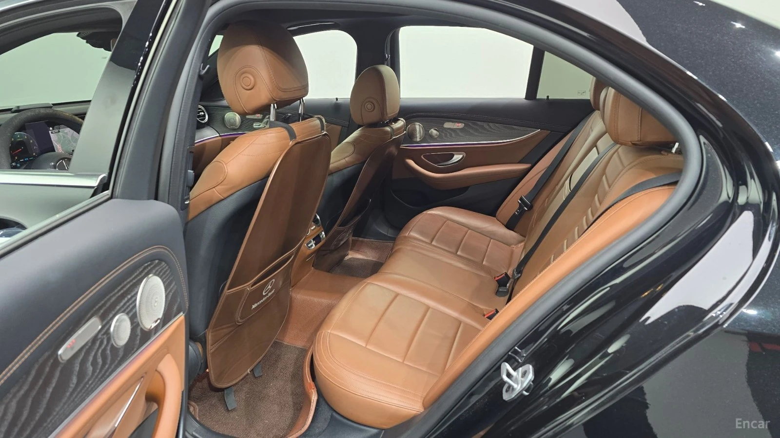 Mercedes-Benz E 350 4MATIC* AMG-LINE* BURMESTER* DISTRONIC* 360* КАМЕР, снимка 11 - Автомобили и джипове - 55640508