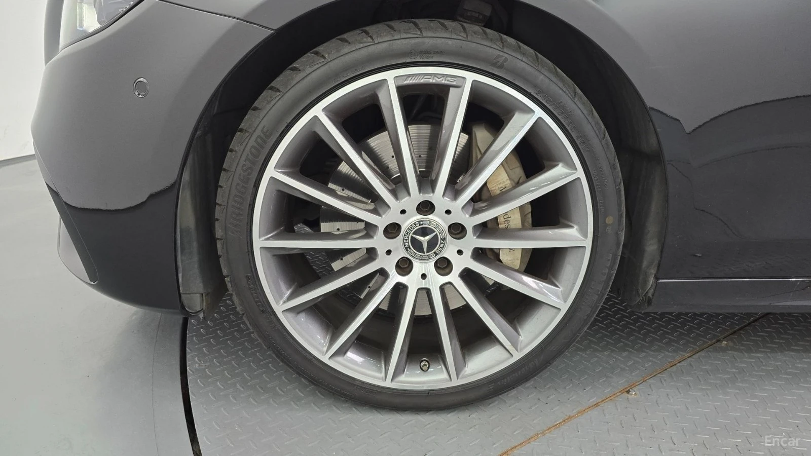 Mercedes-Benz E 350 4MATIC* AMG-LINE* BURMESTER* DISTRONIC* 360* КАМЕР, снимка 17 - Автомобили и джипове - 55640508