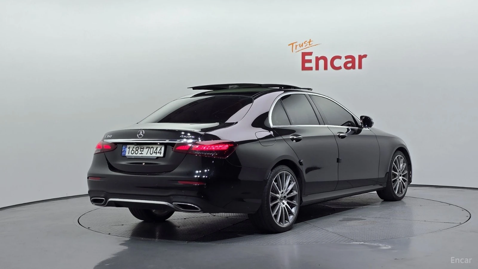 Mercedes-Benz E 350 4MATIC* AMG-LINE* BURMESTER* DISTRONIC* 360* КАМЕР, снимка 3 - Автомобили и джипове - 55640508