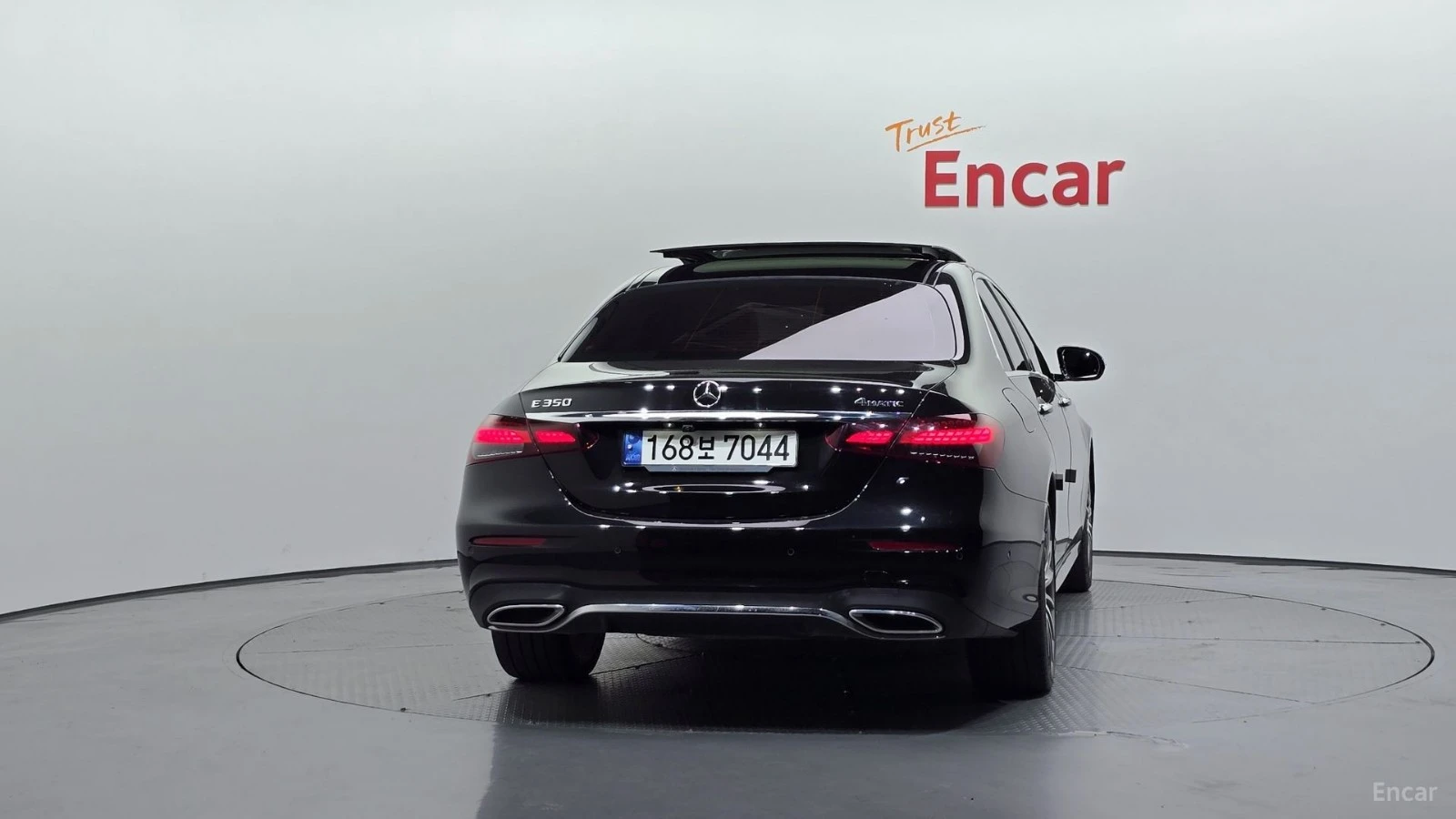 Mercedes-Benz E 350 4MATIC* AMG-LINE* BURMESTER* DISTRONIC* 360* КАМЕР, снимка 4 - Автомобили и джипове - 55640508