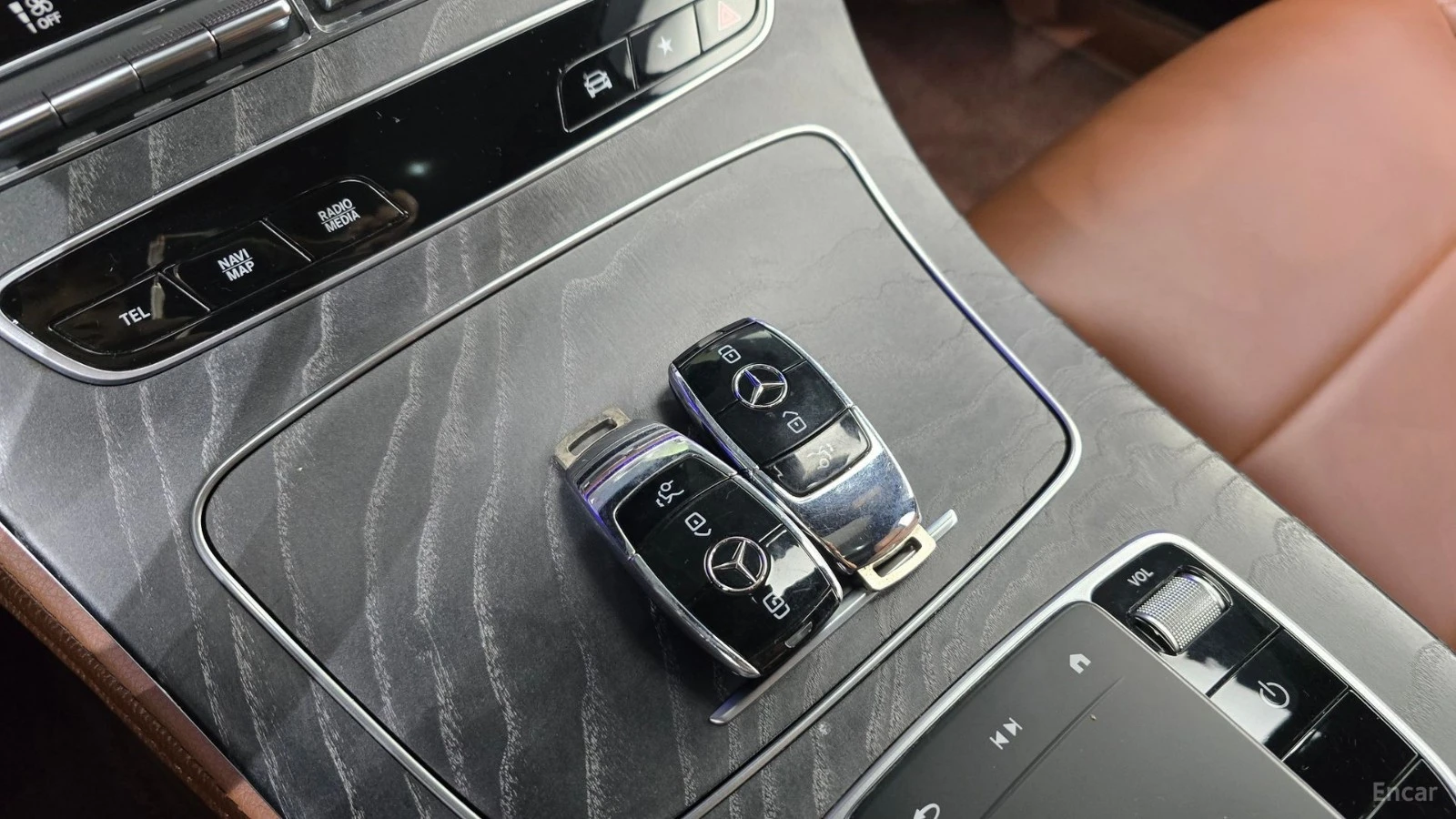Mercedes-Benz E 350 4MATIC* AMG-LINE* BURMESTER* DISTRONIC* 360* КАМЕР, снимка 16 - Автомобили и джипове - 55640508