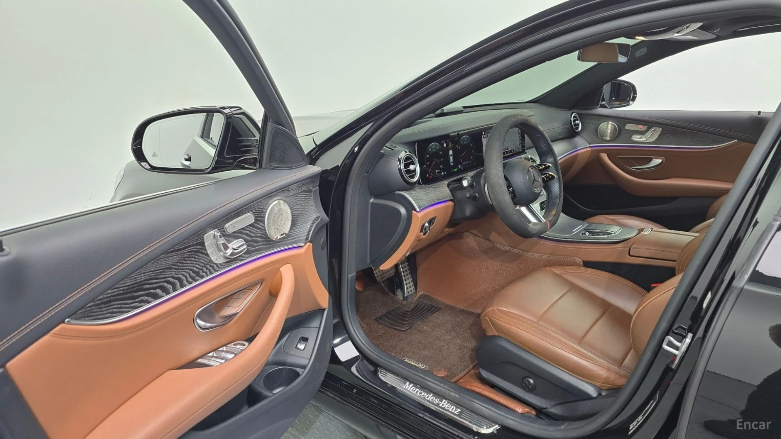 Mercedes-Benz E 350 4MATIC* AMG-LINE* BURMESTER* DISTRONIC* 360* КАМЕР, снимка 8 - Автомобили и джипове - 55640508