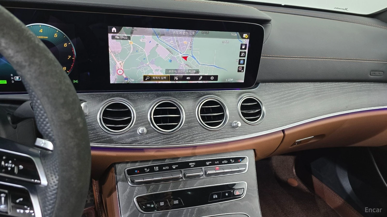 Mercedes-Benz E 350 4MATIC* AMG-LINE* BURMESTER* DISTRONIC* 360* КАМЕР, снимка 13 - Автомобили и джипове - 55640508