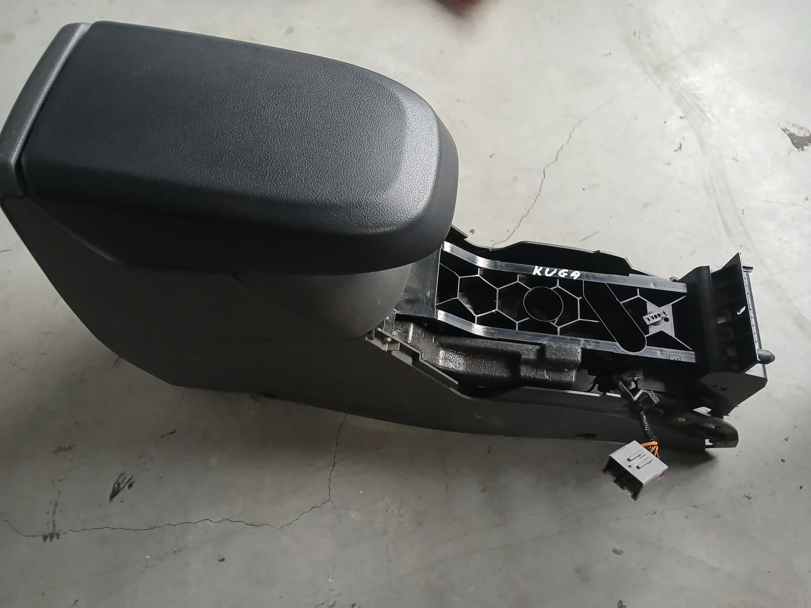 Подлакатник Ford Kuga 2010г , снимка 4 - Части - 56679358