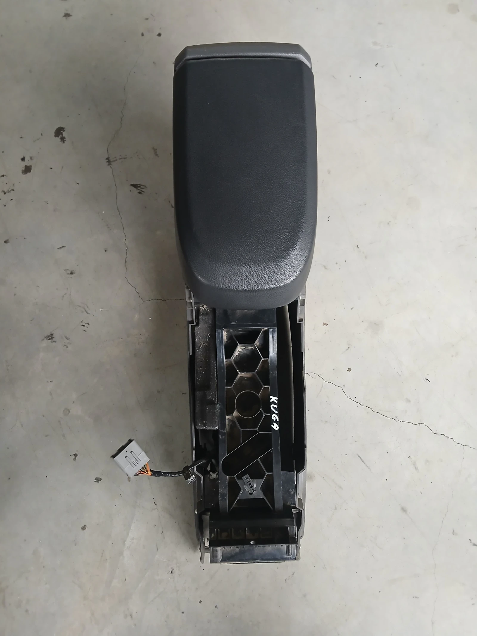 Подлакатник Ford Kuga 2010г 