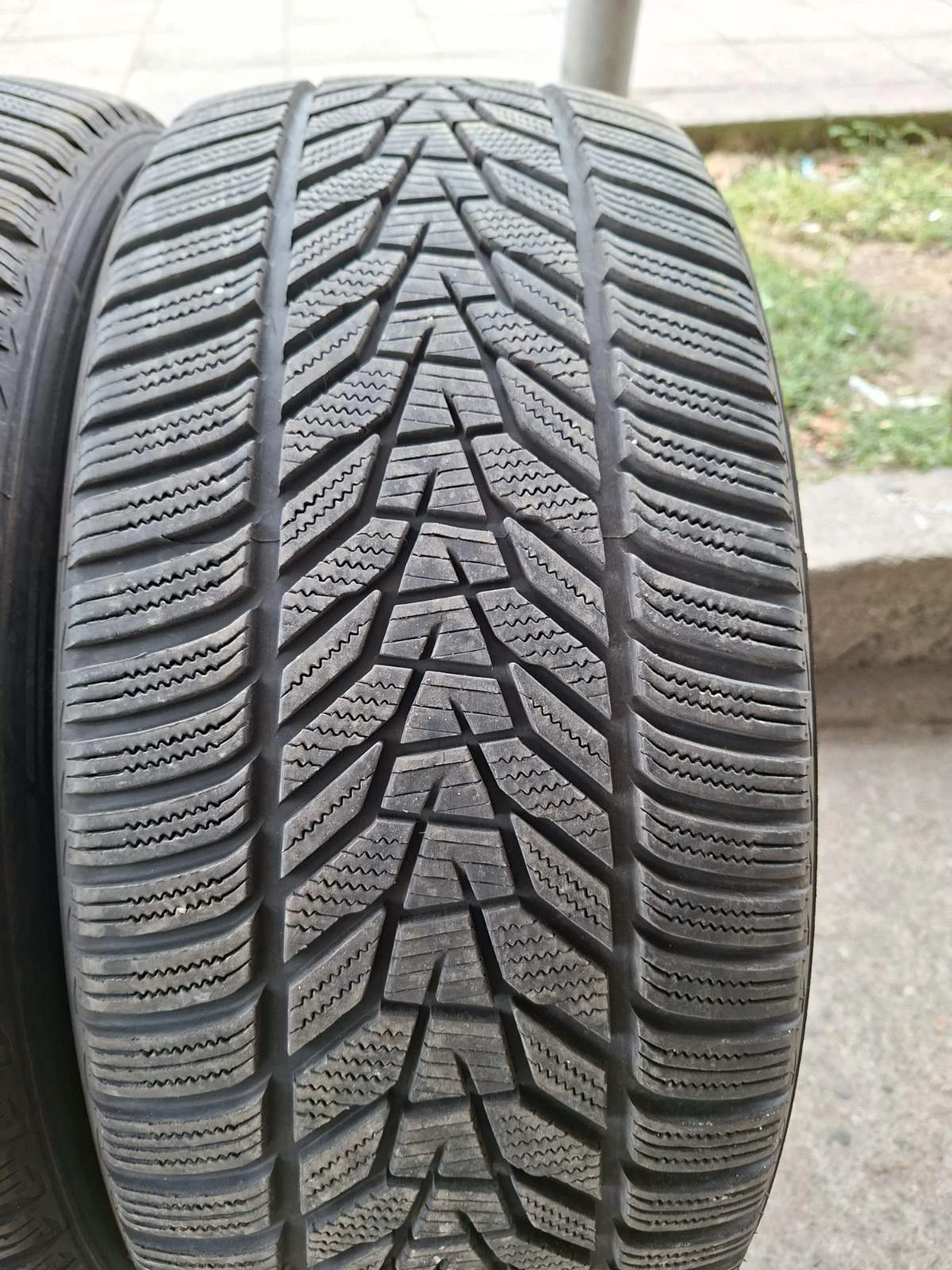 Гуми Зимни 275/45R21, снимка 2 - Гуми и джанти - 56271997