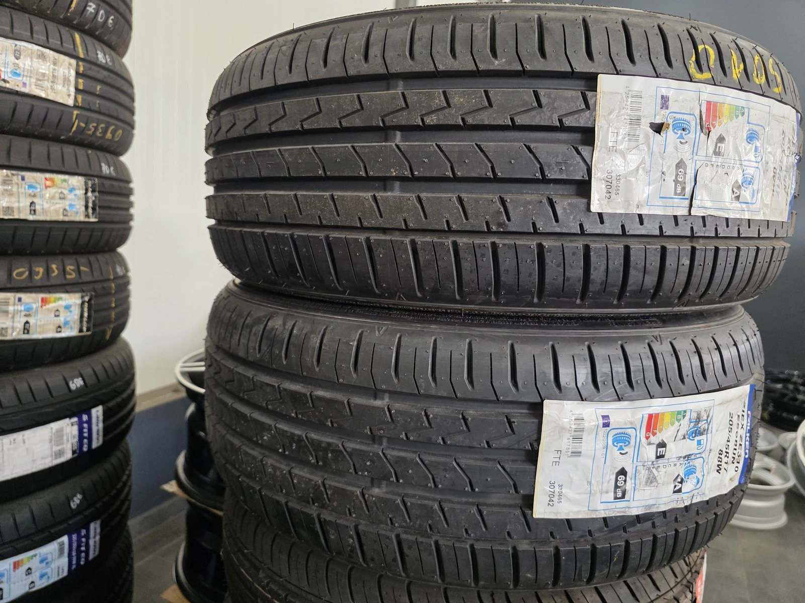 Гуми Летни 205/45R17, снимка 3 - Гуми и джанти - 56730680