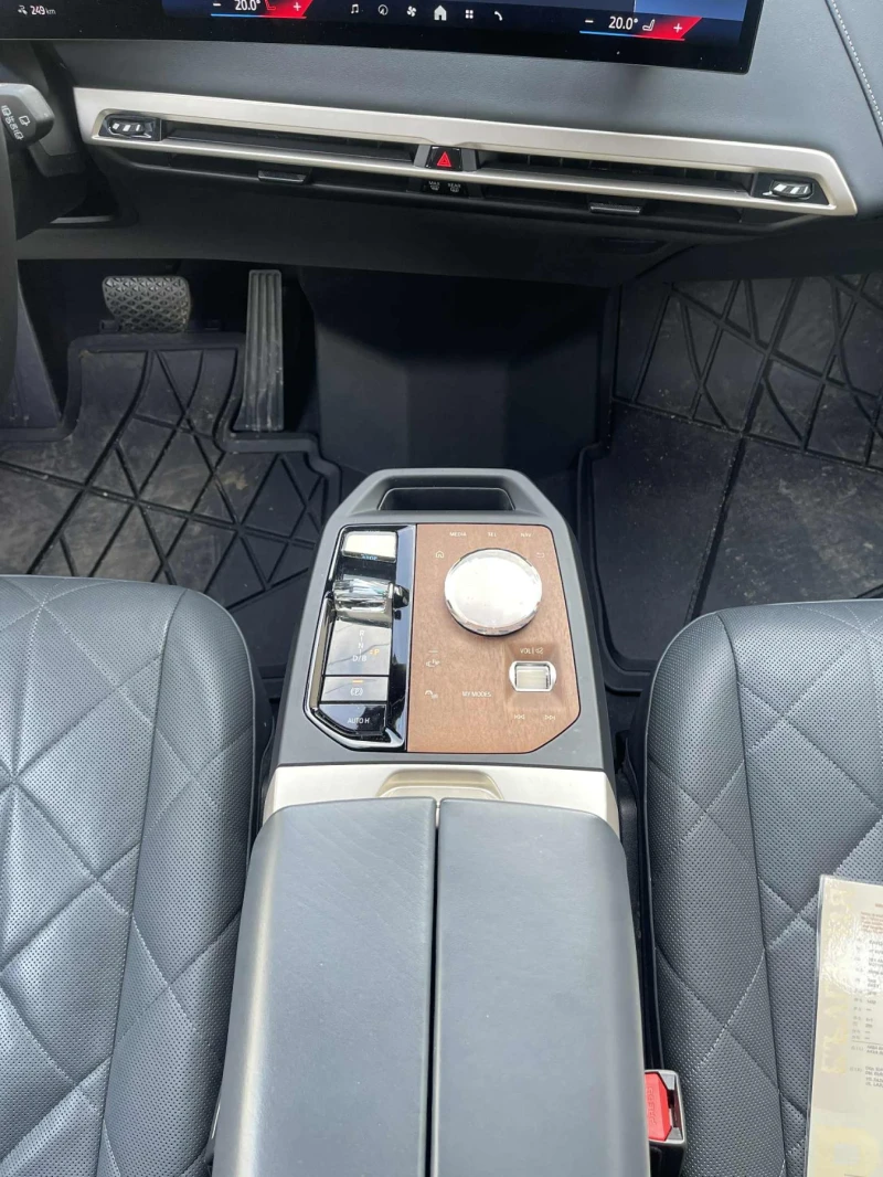 BMW iX IX40 , снимка 12 - Автомобили и джипове - 52656581