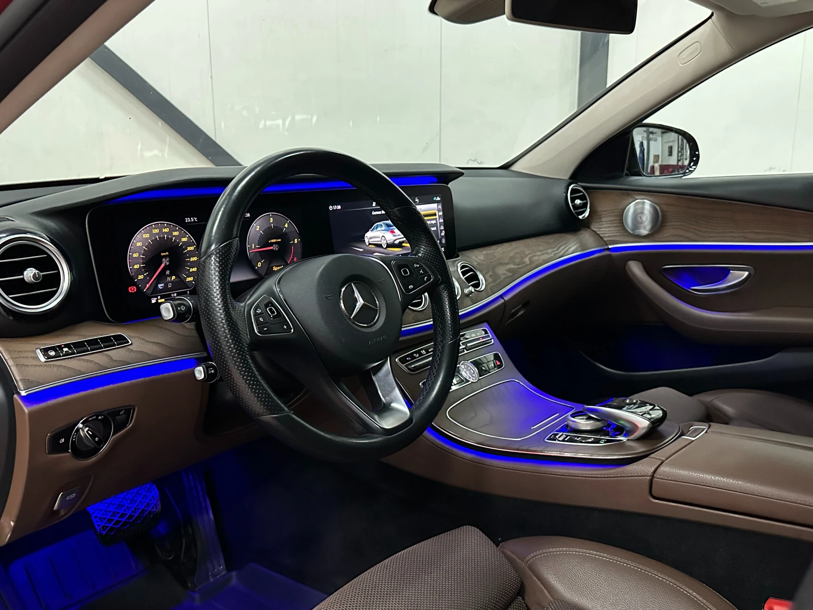 Mercedes-Benz E 220 4MATIC* DISTR* DIGITAL* 360, снимка 8 - Автомобили и джипове - 52285093