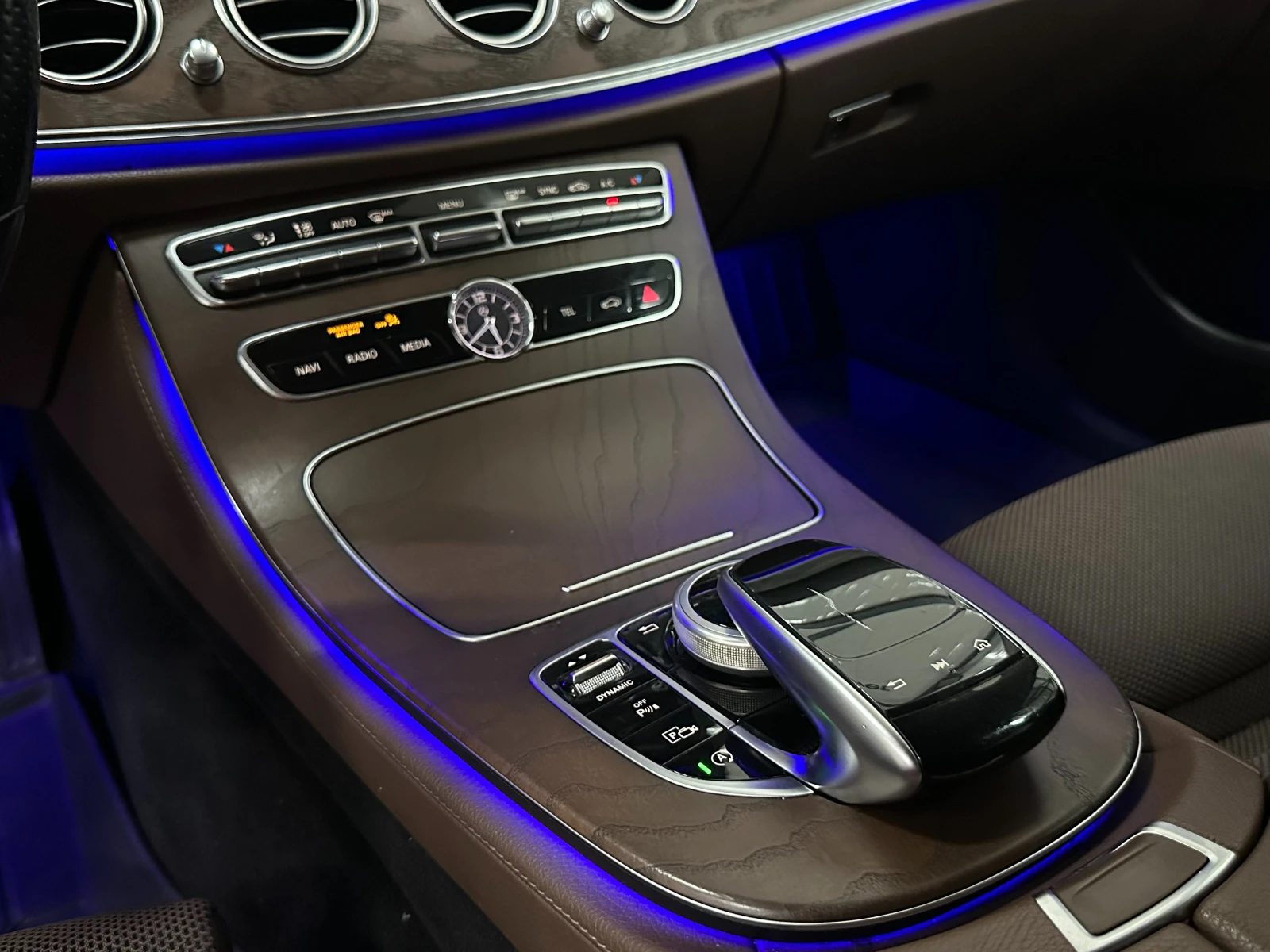Mercedes-Benz E 220 4MATIC* DISTR* DIGITAL* 360, снимка 14 - Автомобили и джипове - 52285093