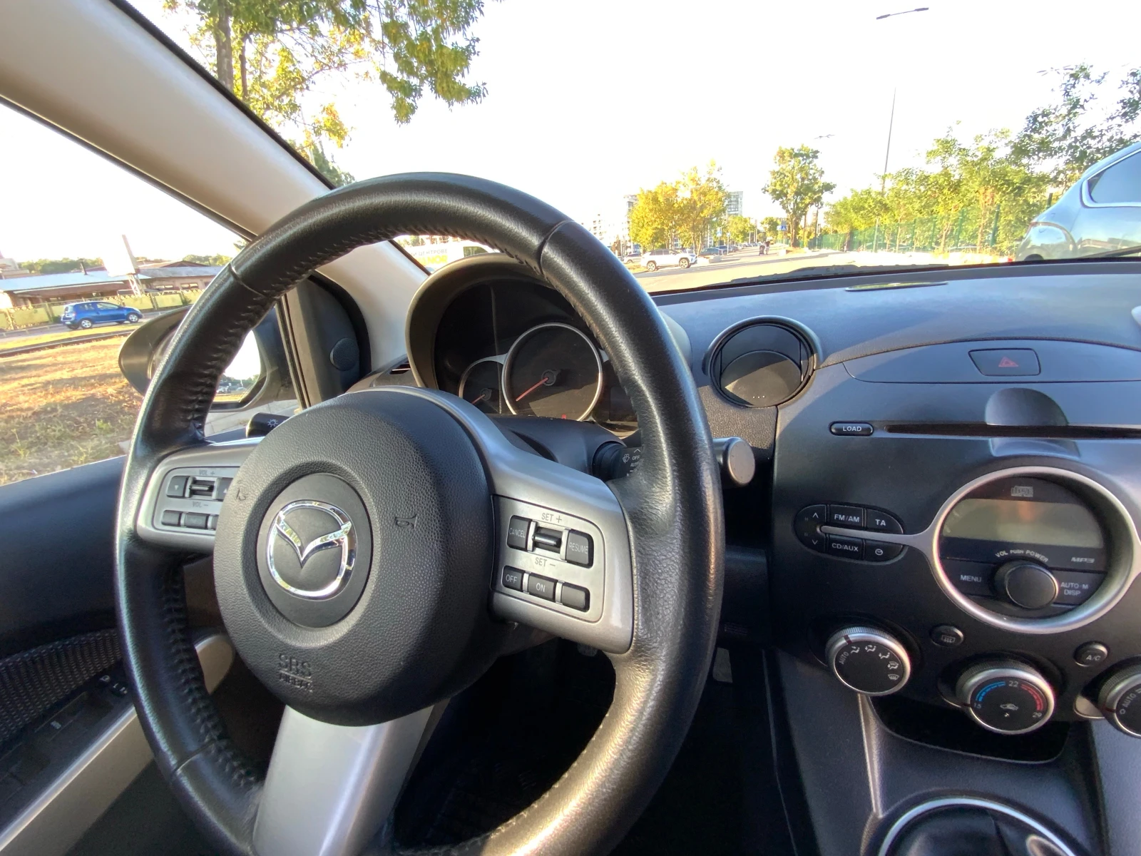 Mazda 2 Facelift 1.5 бензин 102к.с., снимка 9 - Автомобили и джипове - 55684039