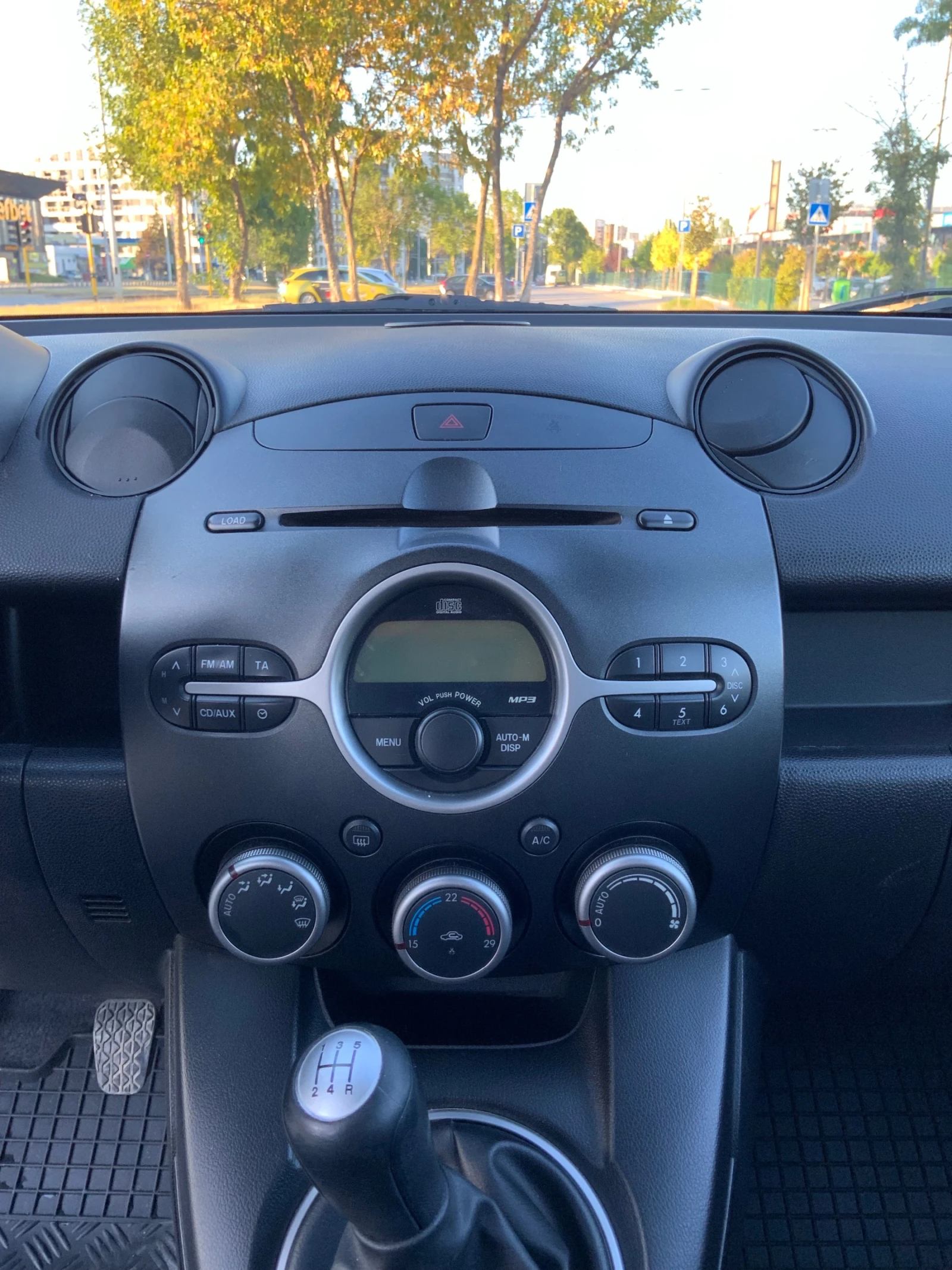 Mazda 2 Facelift 1.5 бензин 102к.с., снимка 13 - Автомобили и джипове - 55684039