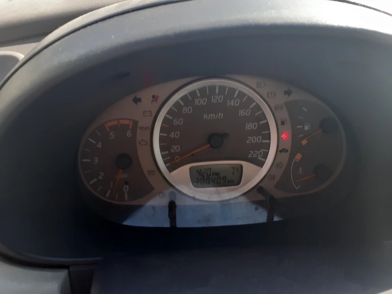 Nissan Almera tino 2.2 , снимка 5 - Автомобили и джипове - 48107451