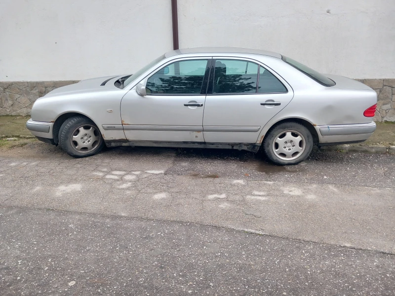 Mercedes-Benz E 200 i, снимка 2 - Автомобили и джипове - 52331232