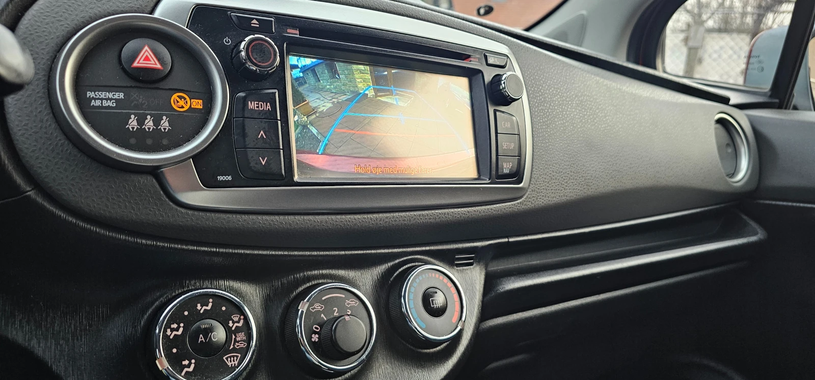 Toyota Yaris 1.4 D4D / ПОДГРЕВ СЕДАЛКИ /КАМЕРА/НАВИГАЦИЯ, снимка 10 - Автомобили и джипове - 54033636