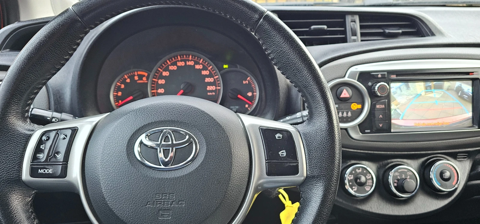 Toyota Yaris 1.4 D4D / ПОДГРЕВ СЕДАЛКИ /КАМЕРА/НАВИГАЦИЯ, снимка 15 - Автомобили и джипове - 54033636