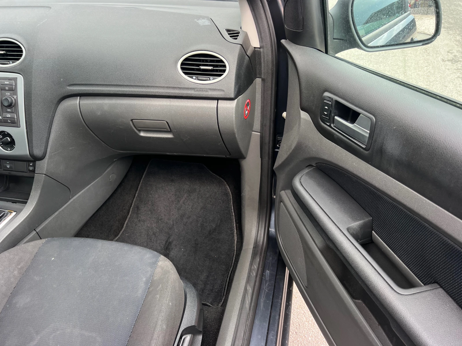 Ford Focus 1.6i NAVI/KLIMATIK/PODGREV/UNIKAT, снимка 13 - Автомобили и джипове - 55085808