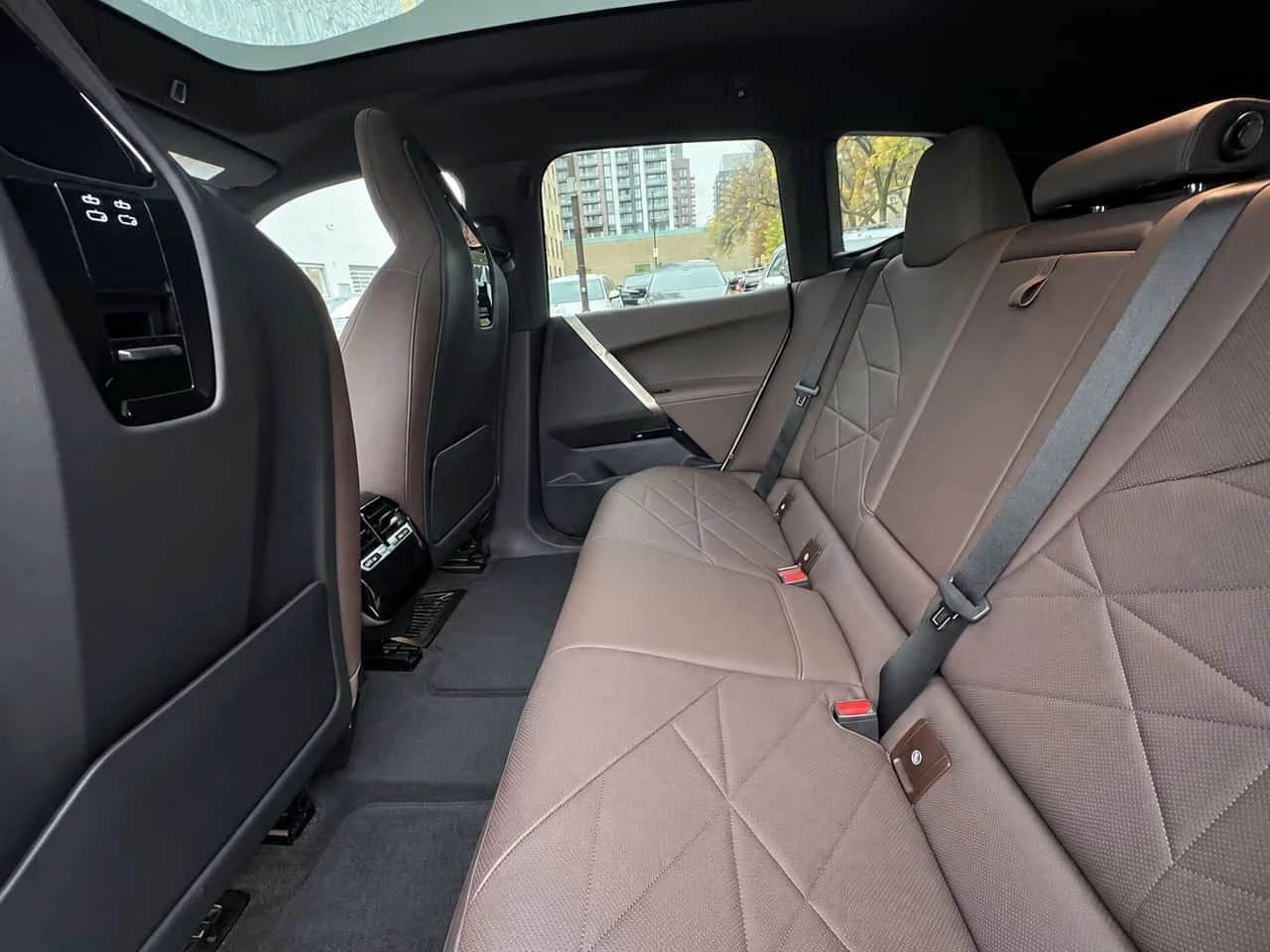 BMW iX xDrive40 | CPO | No Accidents | HUD | W | Mobile.bg � ����������� 12