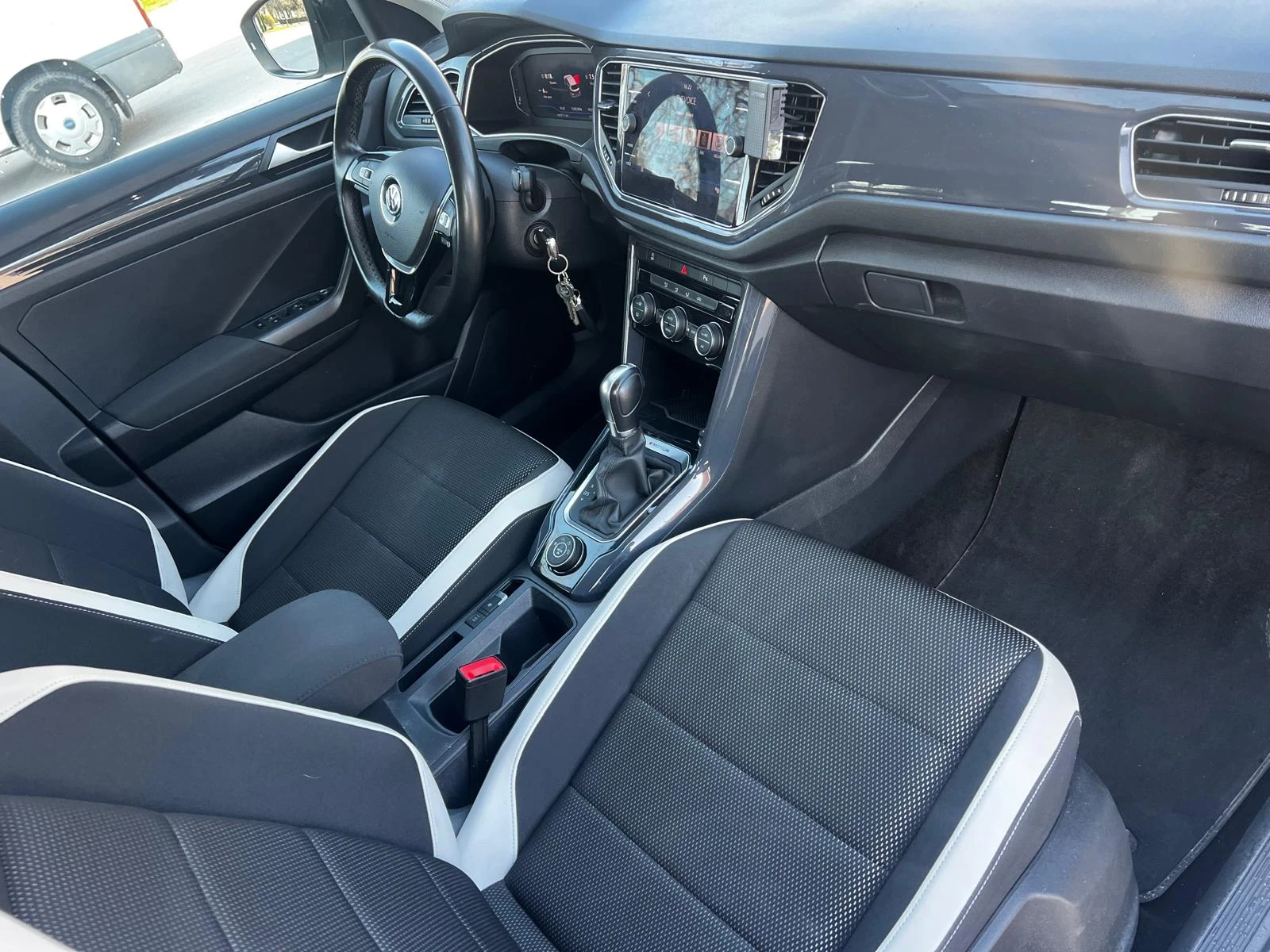 VW T-Roc 2.0 TDI 4 MOTION DSG, снимка 15 - Автомобили и джипове - 53851957