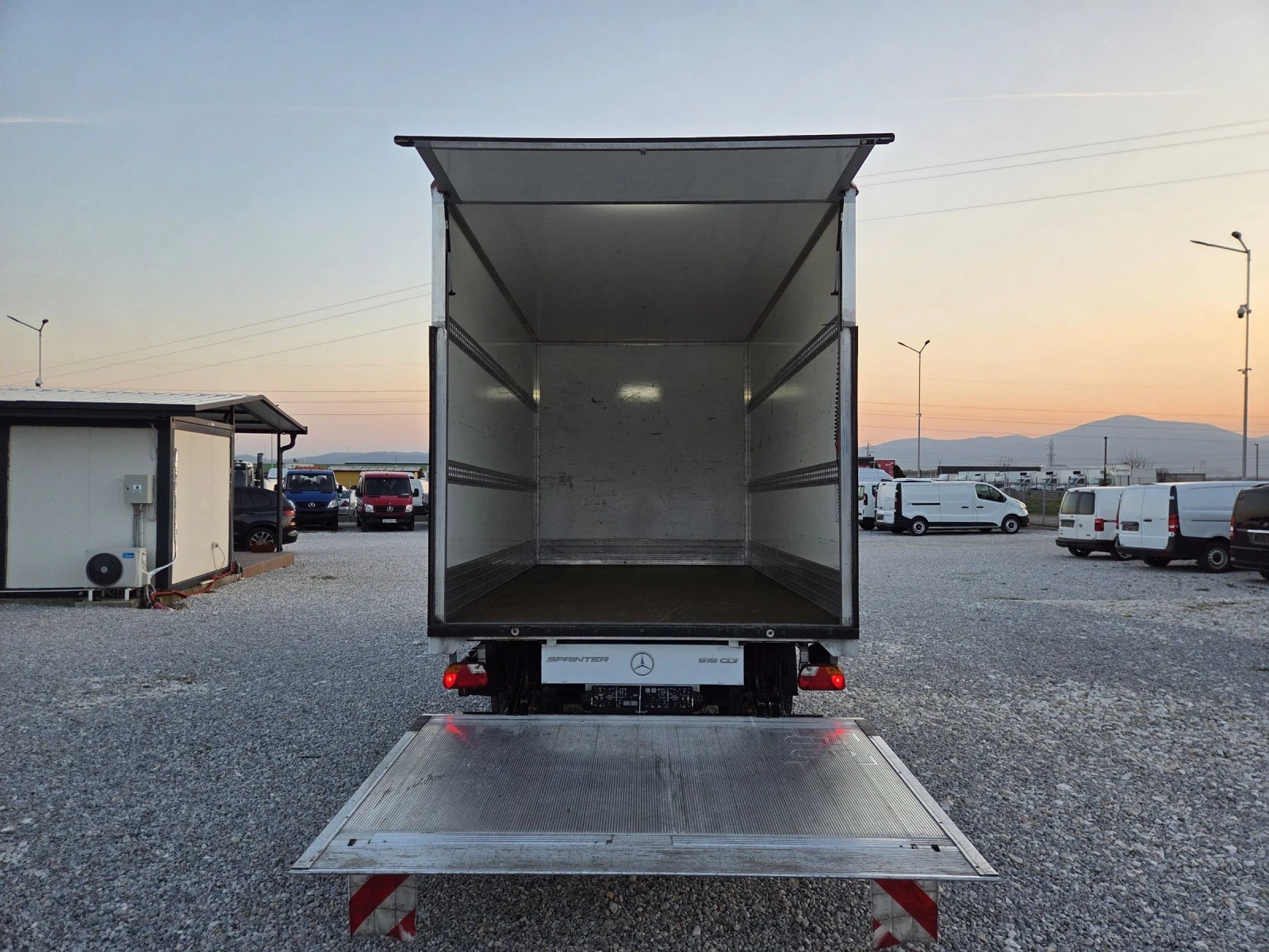 Mercedes-Benz Sprinter 516 CDI, Падащ борд, Климатик, До 3.5 тона, снимка 13 - Бусове и автобуси - 53750026