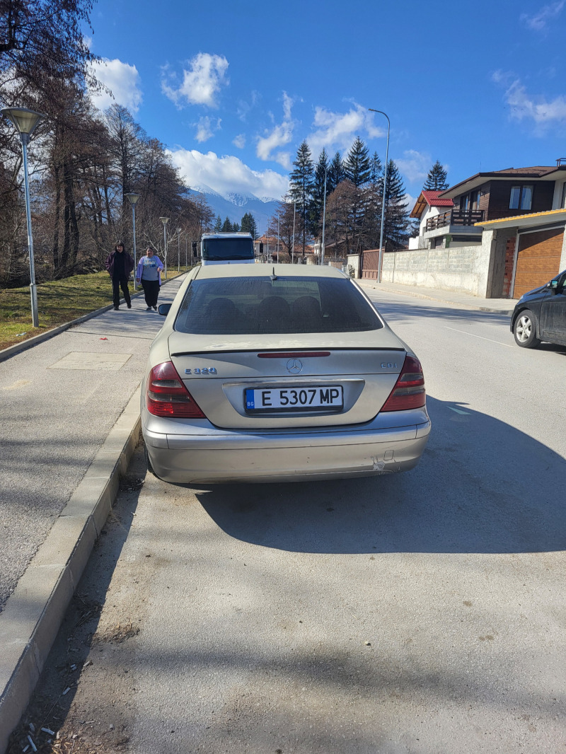 Mercedes-Benz E 220, снимка 6 - Автомобили и джипове - 44434182