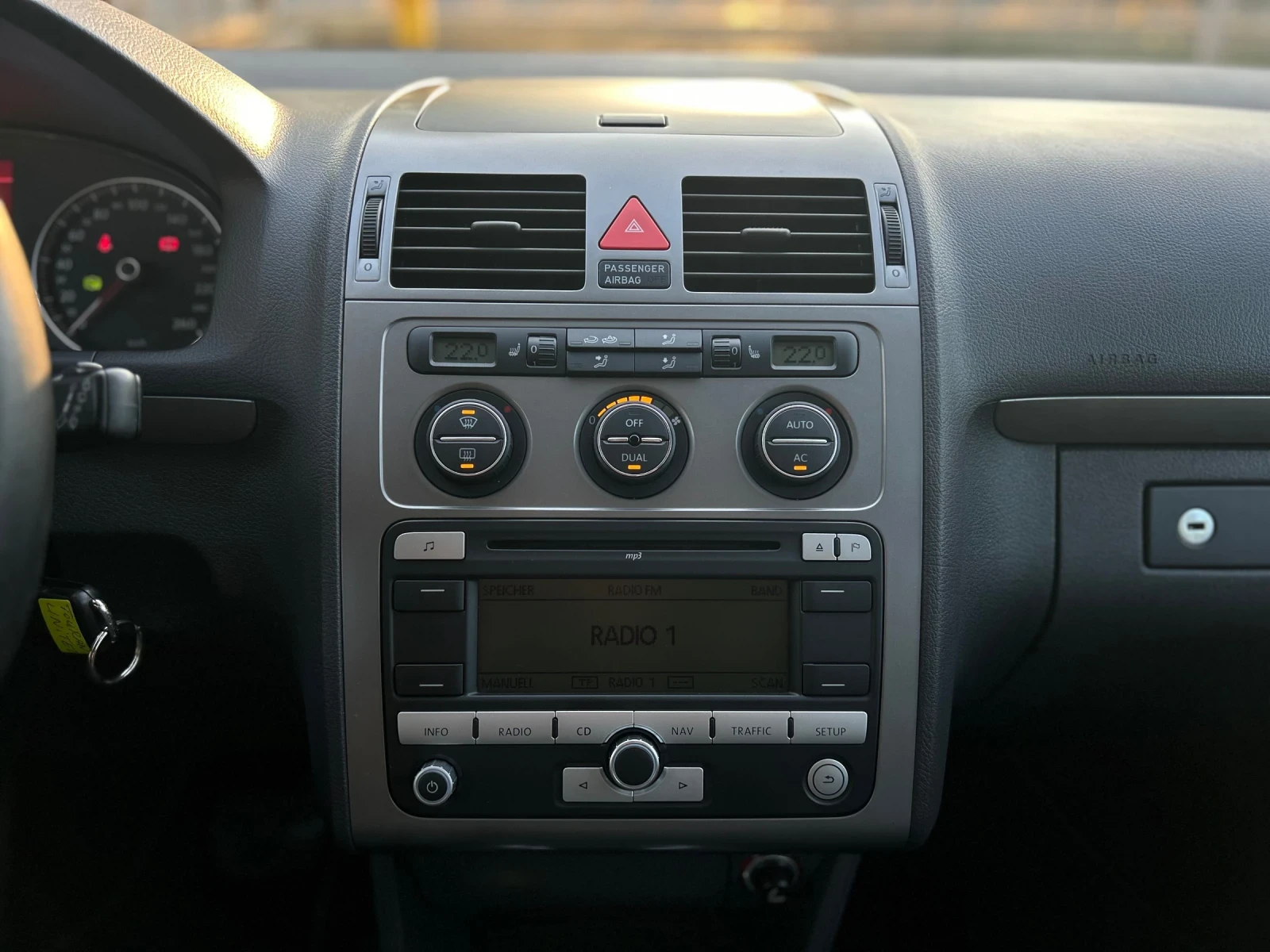 VW Touran 2.0 ТDI UNITED DSG  7-МЕСТЕН - изображение 8