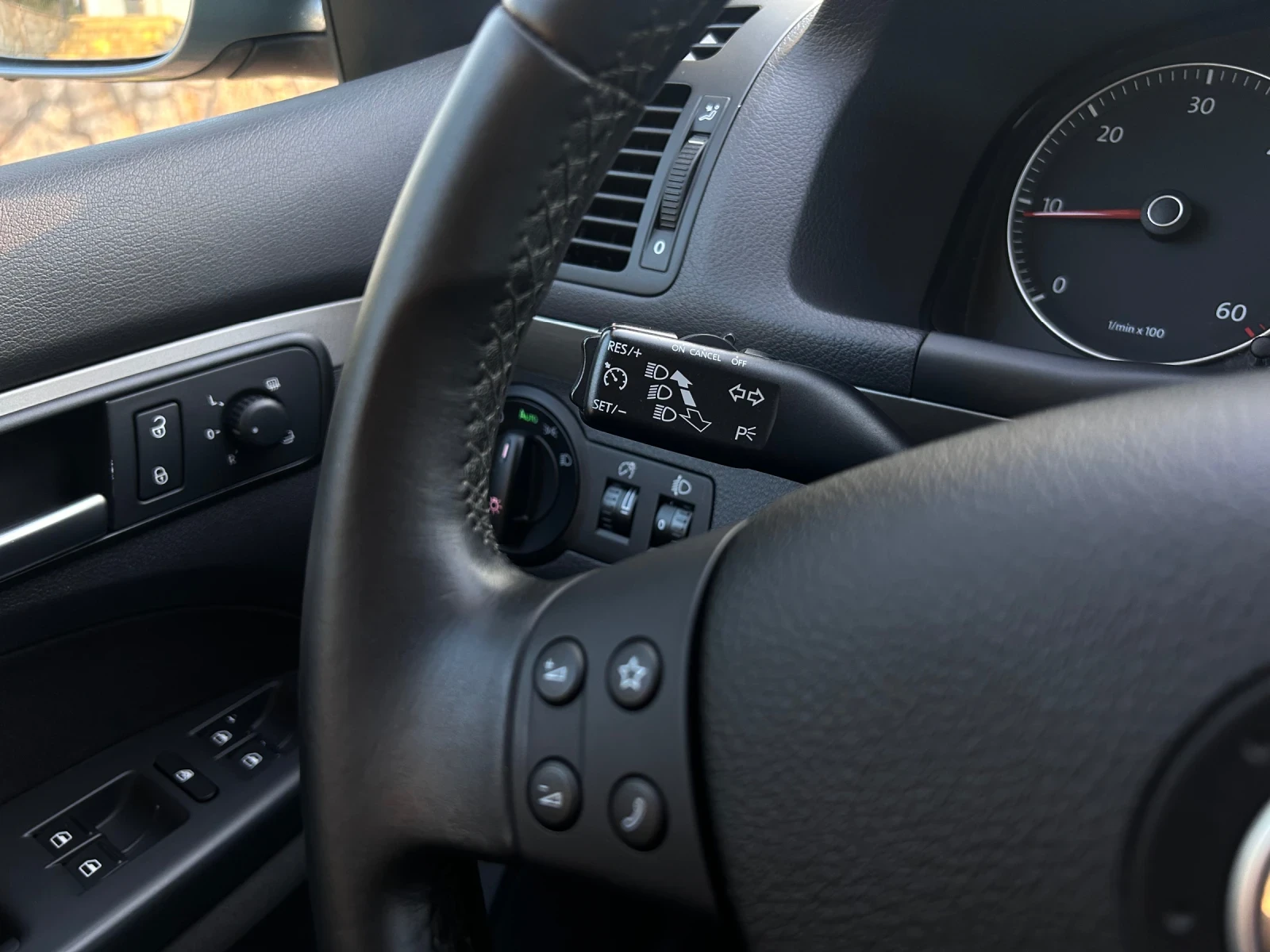VW Touran 2.0 ТDI UNITED DSG  7-МЕСТЕН - изображение 10