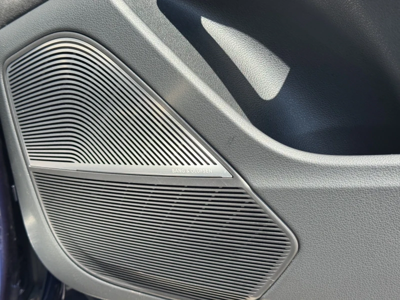 Audi RSQ8 * EXCLUSIVE* B&O 3D* Distr* 360* Pano* HUD* CERAMI, снимка 16 - Автомобили и джипове - 50305342